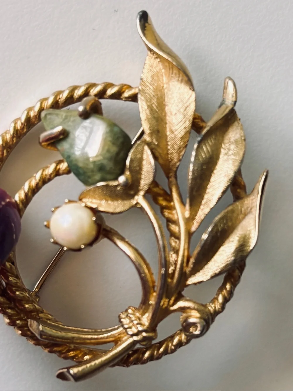 Vintage Sarah Cov Gold Tone Wreath Pin Textured Leaf Faux Pearl Green Accent